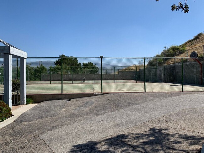 Building Photo - Darling 2+2 Condo W/Views + Amenities in g...