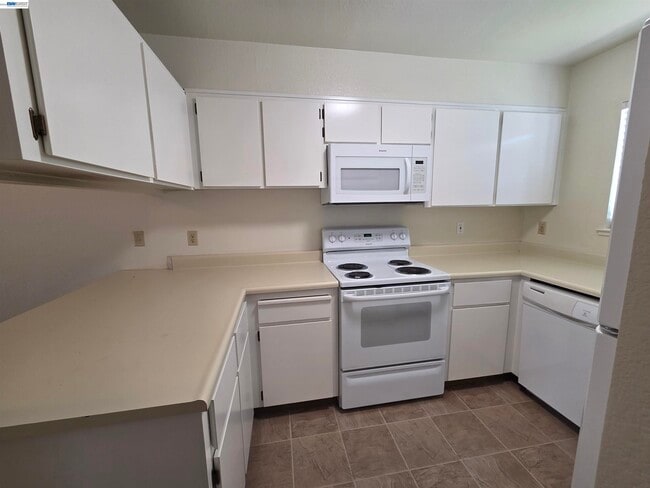 Building Photo - 7596 Silvertree Ln