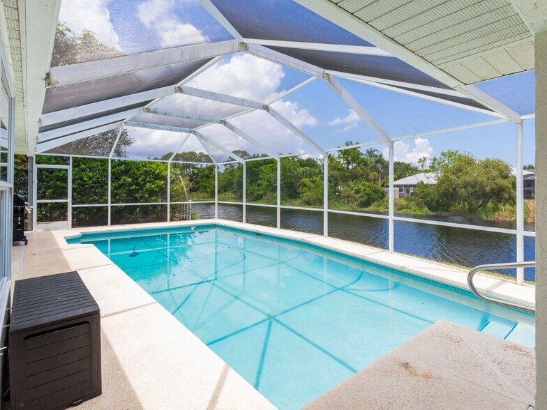 Building Photo - 1123 SW Oak Hollow Ct