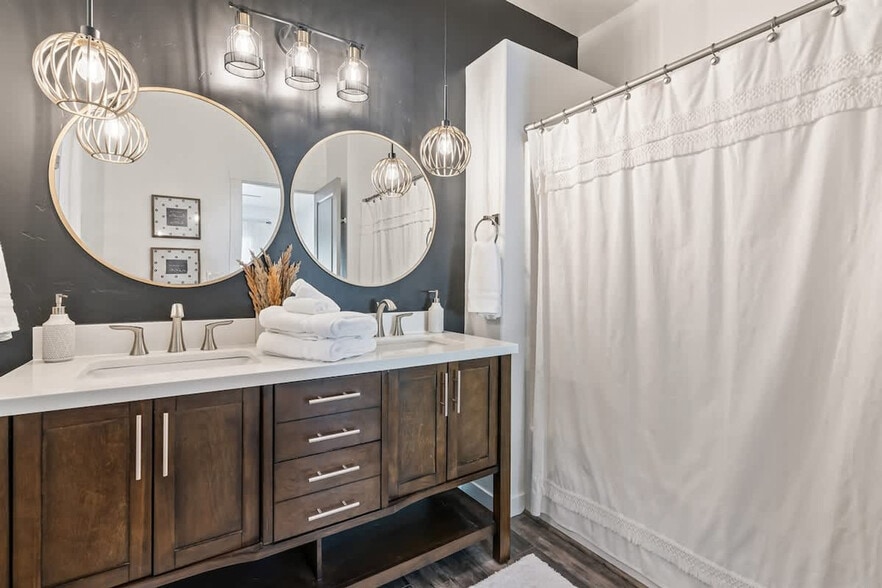 Building Photo - 2092 W Bella Ln