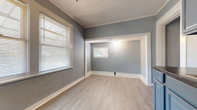 Building Photo - 3 bedroom, 1 1/2 bath in Mansfield!