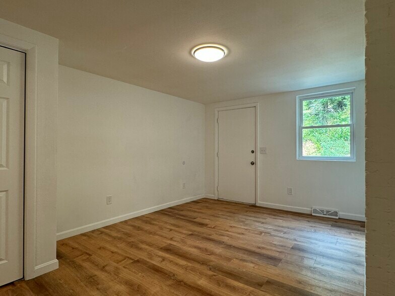 Building Photo - 223 Evergreen Ave