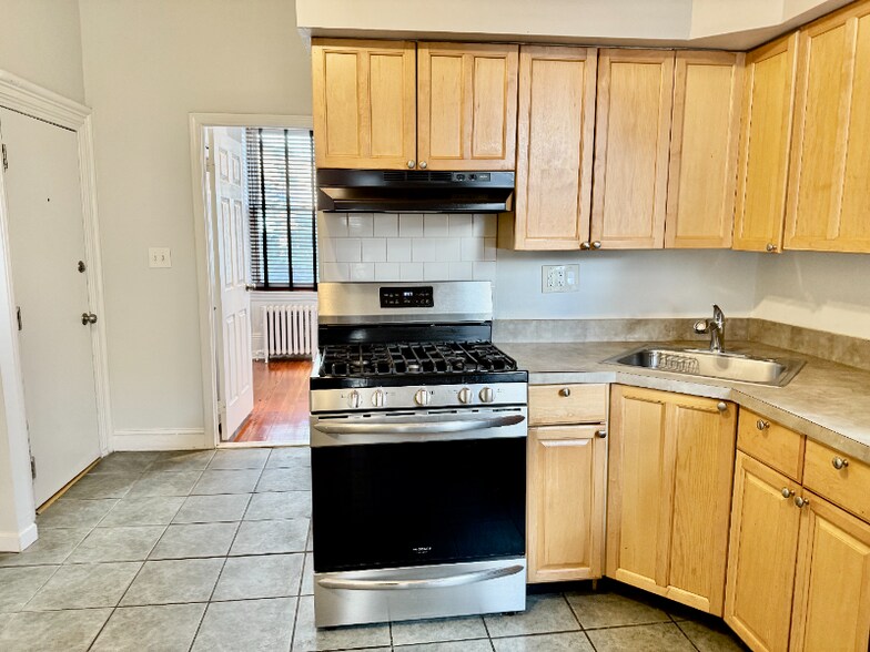 Building Photo - 302 Dickinson St