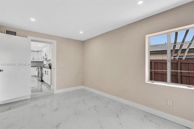 Building Photo - 1600 SW 9th St