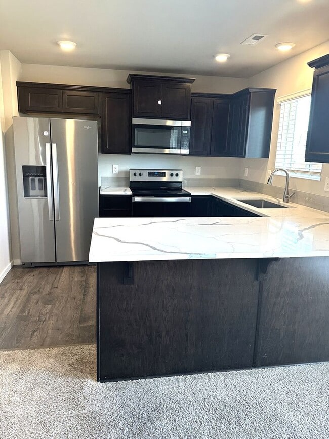 Building Photo - Puyallup - Beautiful 4 bedroom, 2.5 bath home! Available Now!