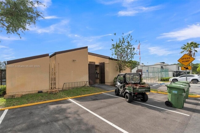 Building Photo - 1341 E Golfview Dr