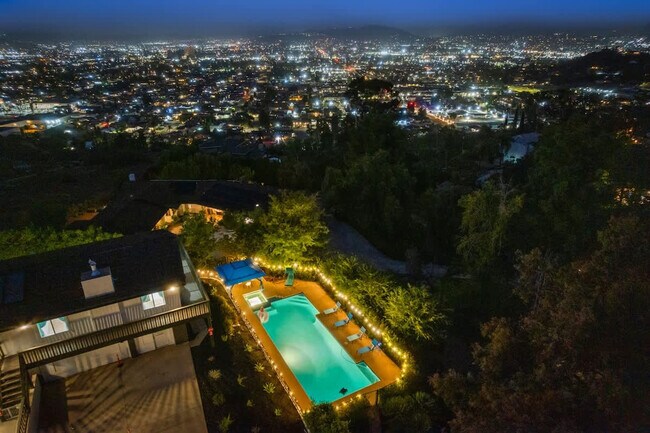 Building Photo - 5048 Bluff Pl