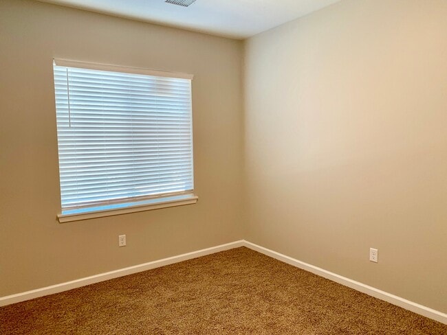 Building Photo - Recent construction --  3 bed/ 2 bath Dupl...