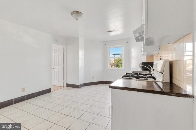 Building Photo - 2301 S 16th St