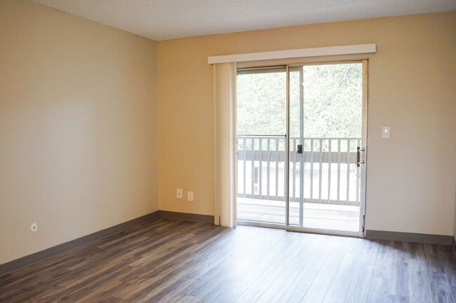 Building Photo - Great Top-Floor 2-Bedroom Near OHSU w/Private Balcony!