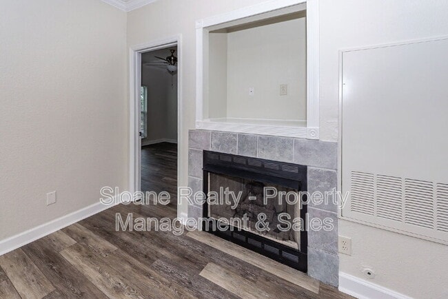 Building Photo - 700 Daniel Ellis Dr