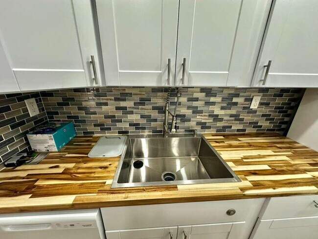 Building Photo - 1201 Lake Victoria Dr