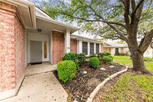 Building Photo - 1018 Balanced Rock Pl