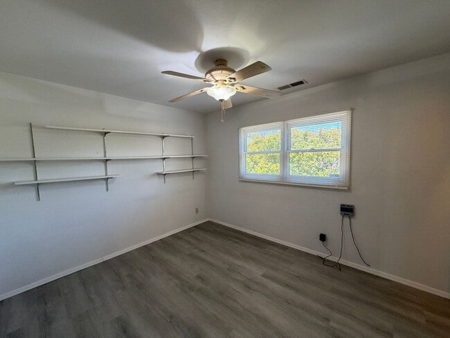 Building Photo - 2,800Sq Foot, 5 Bedroom Single Story Home Available Near Eubank Blvd NE & Copper Ave NE!