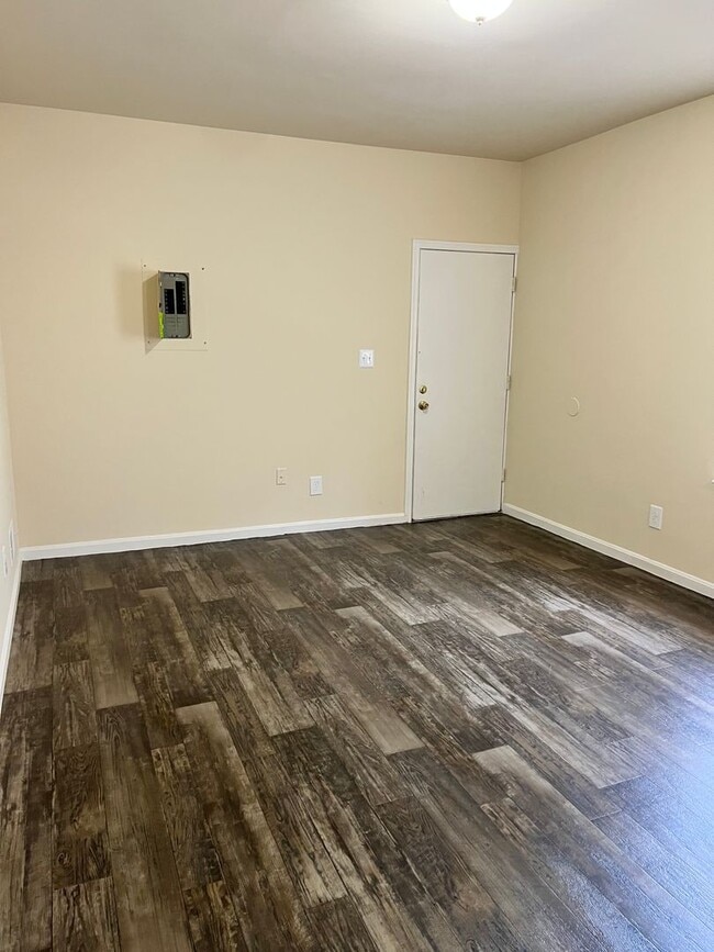 Building Photo - Charming 3BR Townhome