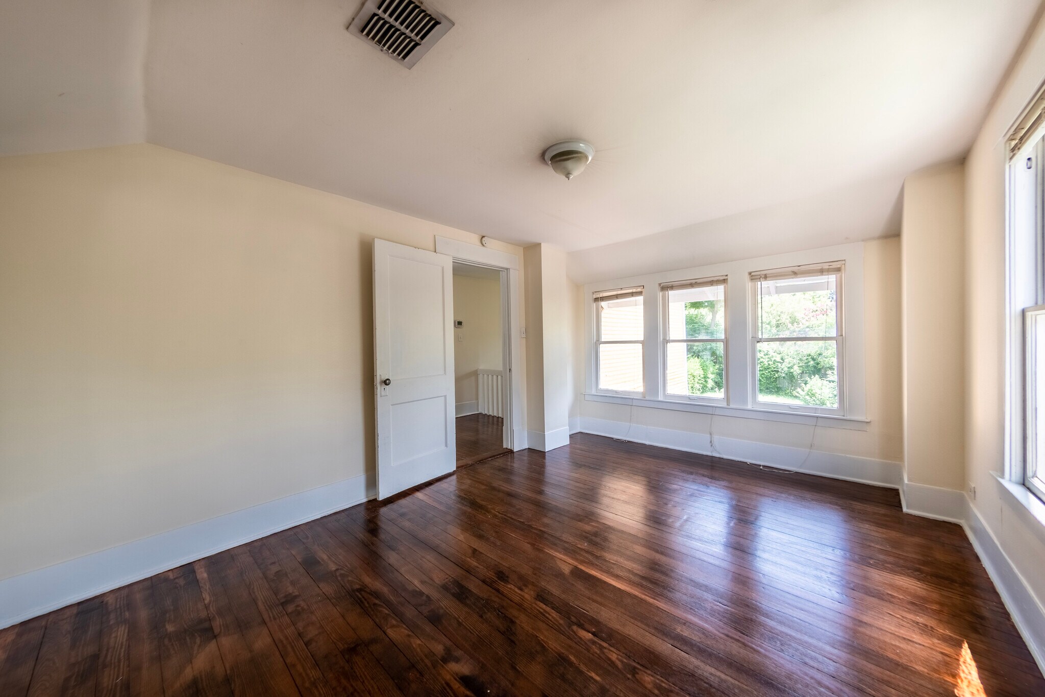 Building Photo - 5336 Junius St