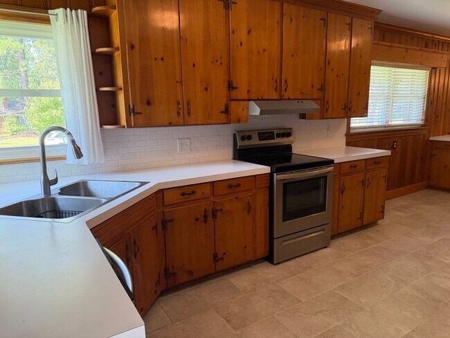 Building Photo - 302 Oak Dr
