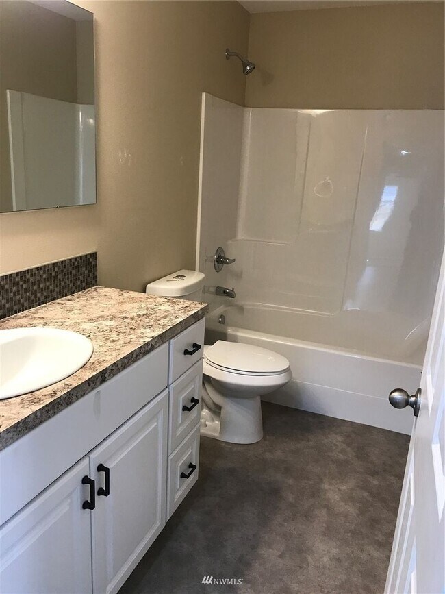 Building Photo - Conveniently Located Eastgate Home with Garage