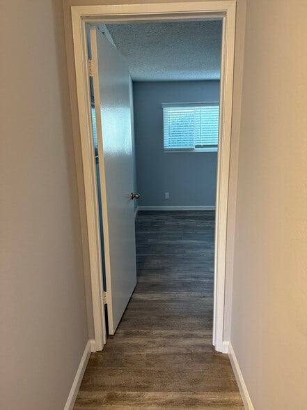 Building Photo - 966 W 11th St