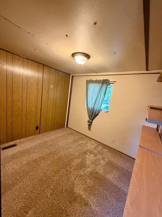 Building Photo - Cozy 3BR Home with Fenced Yard – Available Now!