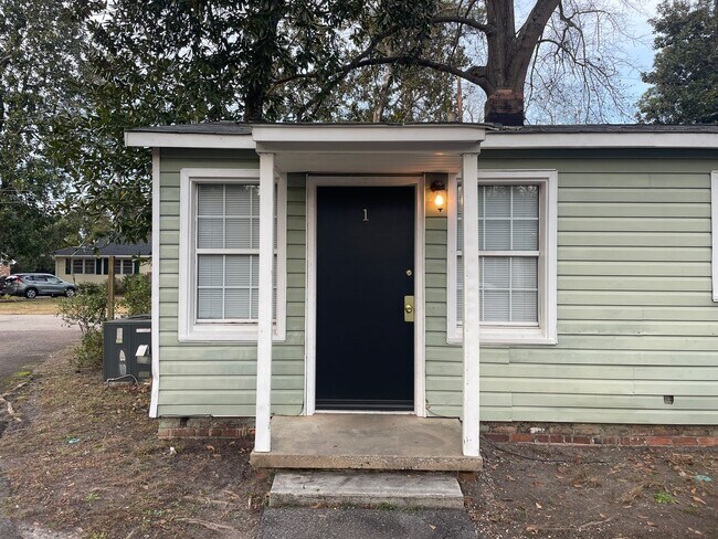 Building Photo - 2 Bed, 1 Bath Apartment