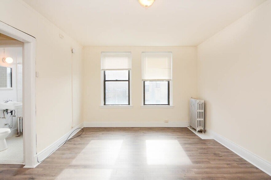 Building Photo - 3335 W Diversey Ave