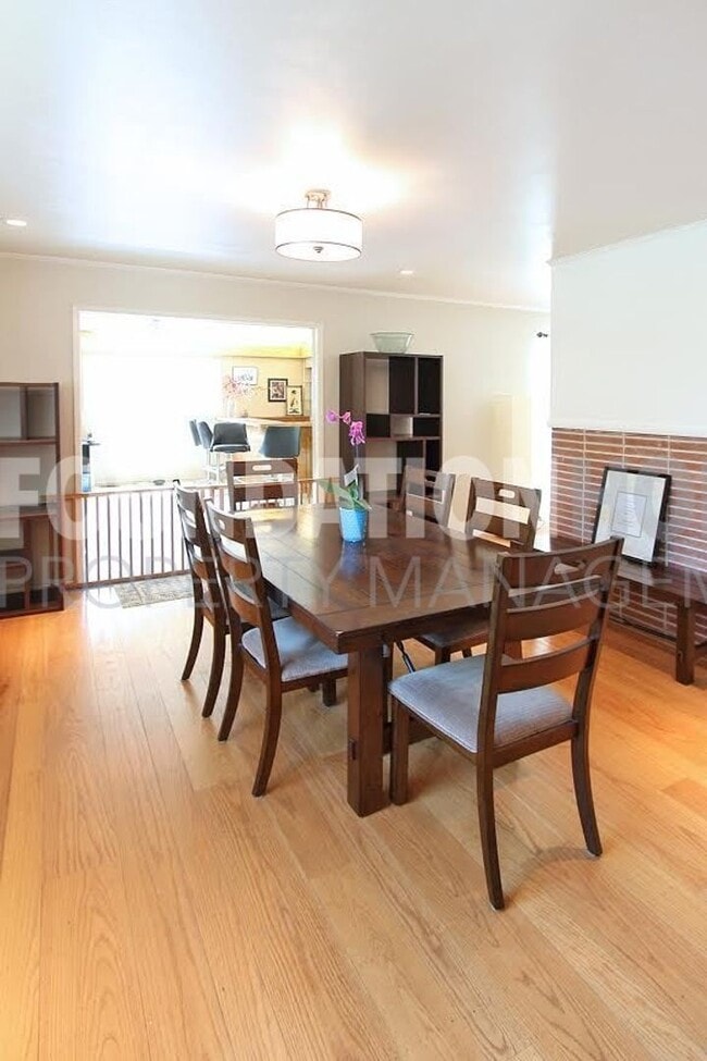 Building Photo - Santa Venetia Charmer 3BD+/2BA-Pool- FOUND...