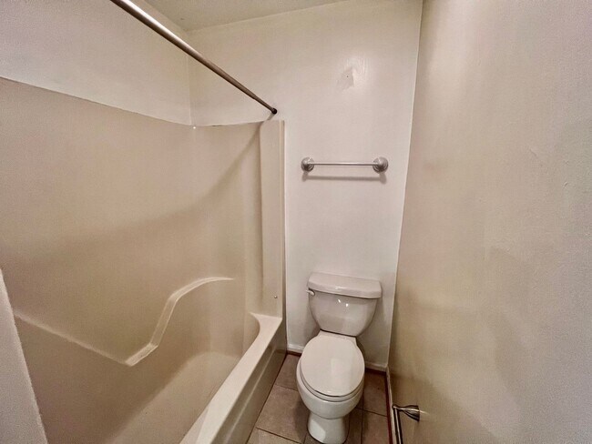Building Photo - Charming Townhome in the Heart of Virginia Beach