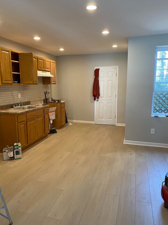 Building Photo - Large 3 bedroom in Germantown