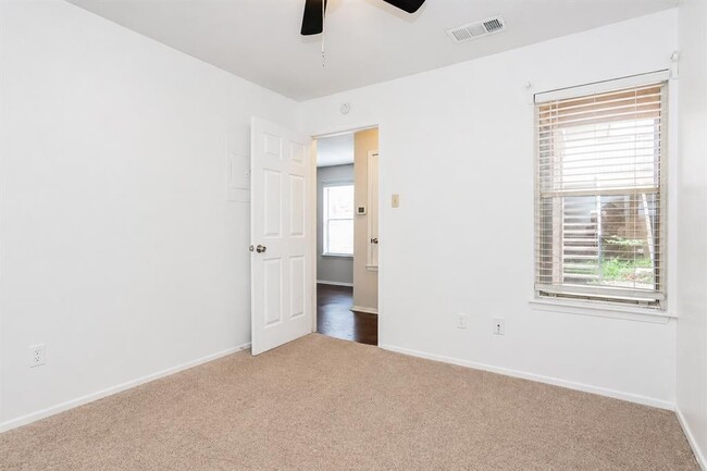 Building Photo - 5608 Cougar Dr