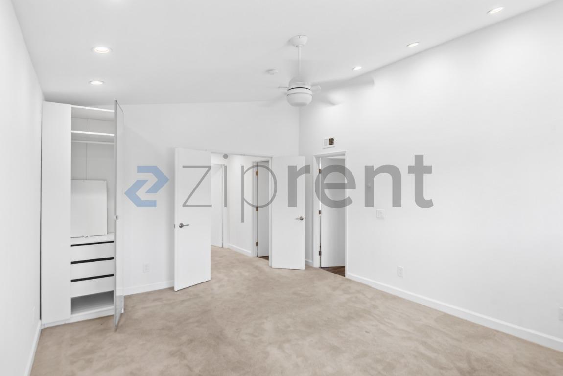 Building Photo - Unit