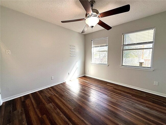 Building Photo - 955 Louise Ave