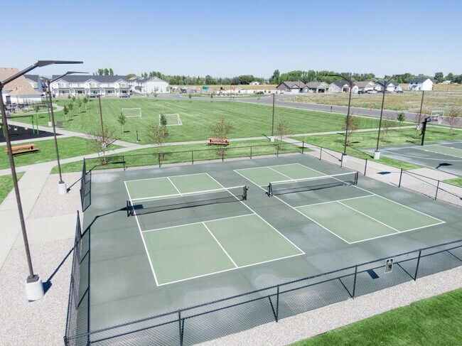 Building Photo - 3 bed, 2.5 bath Summerfield Townhome found in Rexburg!