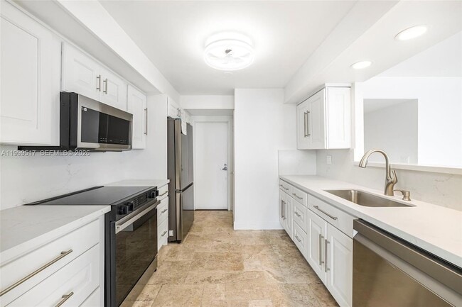 Building Photo - 1420 Brickell Bay Dr