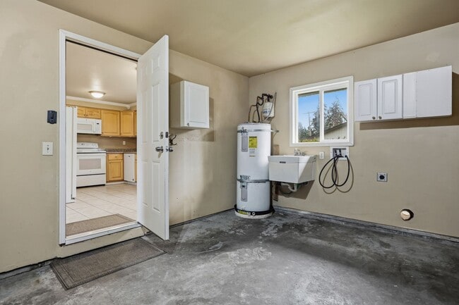 Building Photo - Move in Ready! 3 bedroom 1 bath, North Thurston School District.