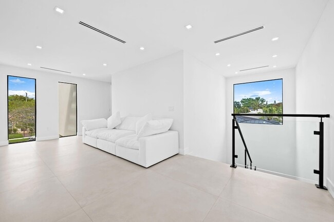 Building Photo - 2324 SW 26th St