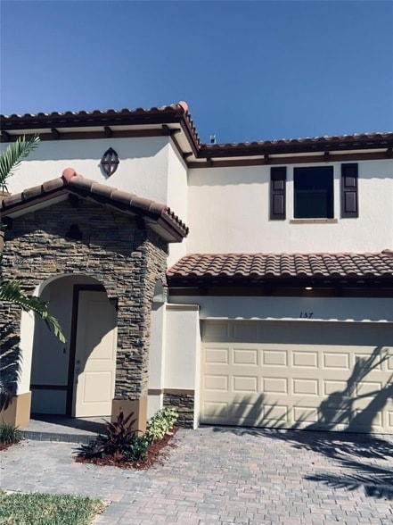 Building Photo - 157 NE 27th Terrace