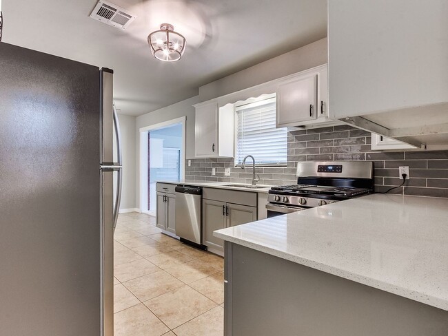 Building Photo - Spacious 4 bedroom in Edmond!