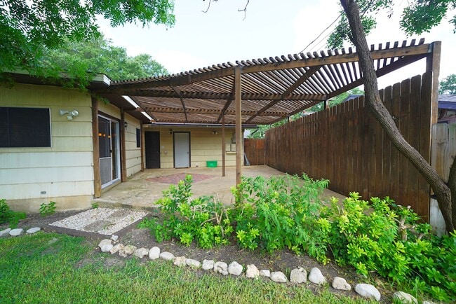 Building Photo - Updated Northeast Park Home Near Loop 410 - Realtor Commission: $500