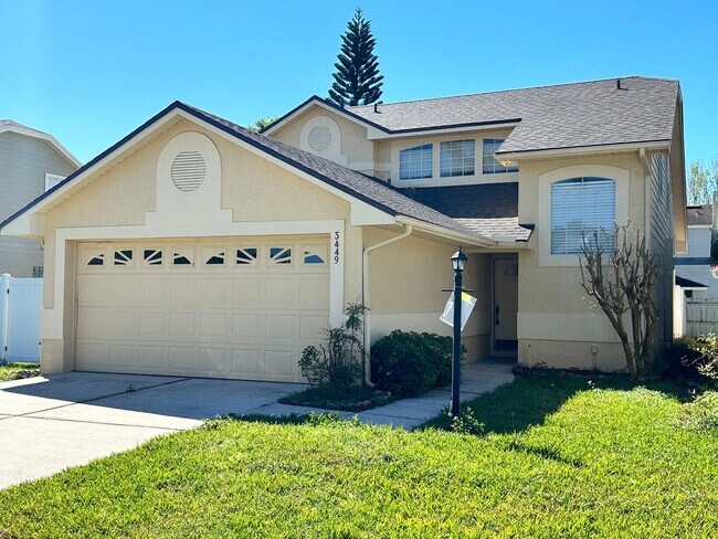Building Photo - Beautiful 3 bedroom 2.5 bath home with vaulted ceilings and 2 car garage