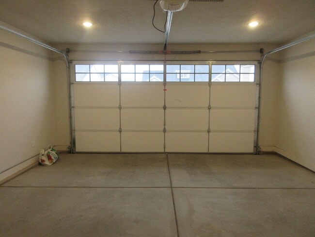 Building Photo - 3 bed 2.5 bath - Single Family Home in Crescent Hills