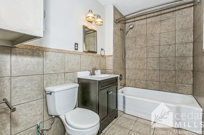 Building Photo - College Hill Gem!