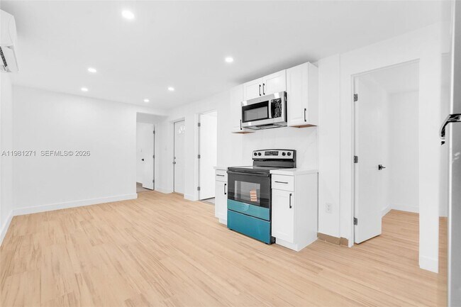 Building Photo - 2419 Coolidge St