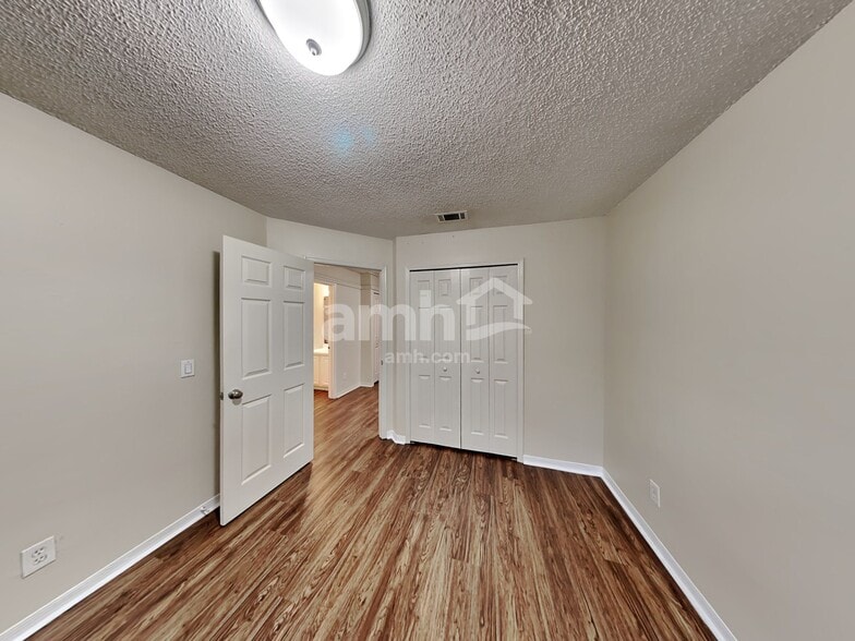 Building Photo - 4417 King Edward Dr