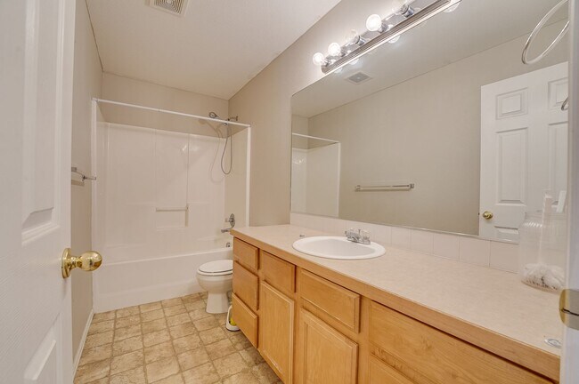 Building Photo - Spacious 3 bed, 2.5 bath home located in Wellington, CO