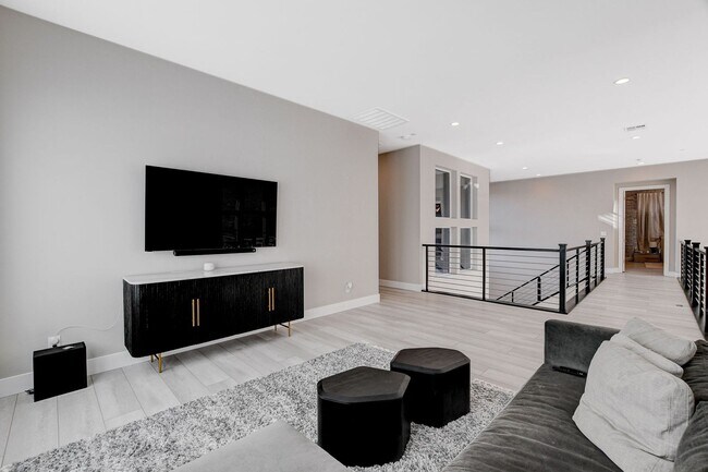 Building Photo - Mesa Ridge Luxury Oasis Feathertop