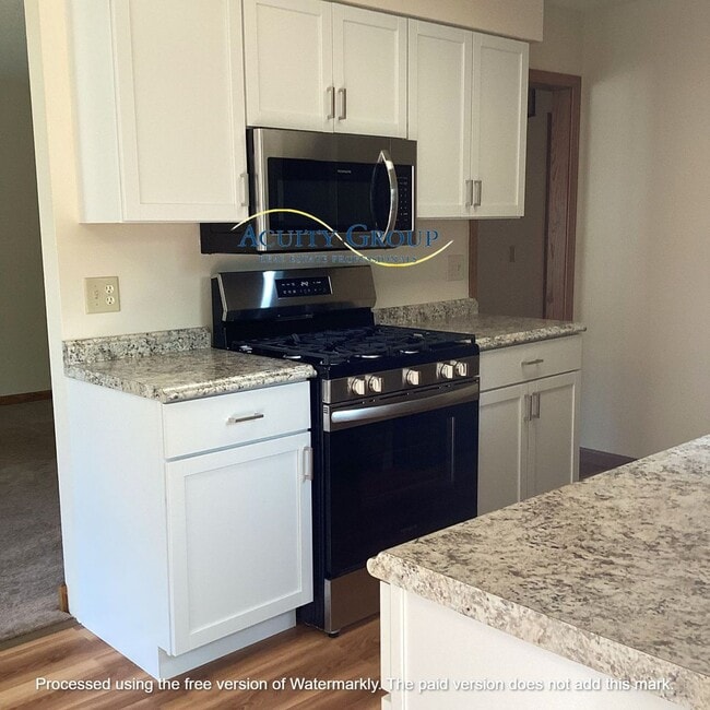 Building Photo - 2BR+ Den, 2BA Split Level Home
