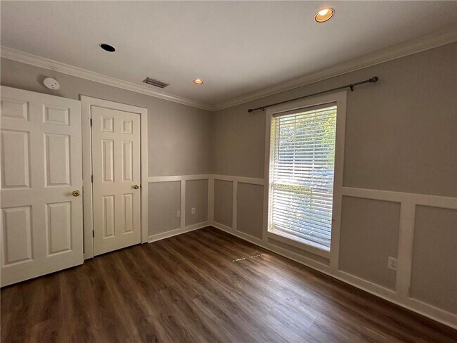 Building Photo - 6626 Woodside Ct E