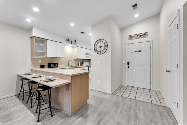 Building Photo - 155 W Rockford Dr