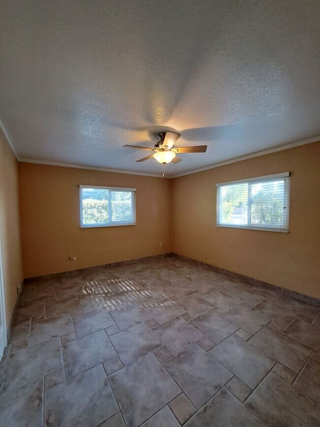 Building Photo - Beautiful Single Level Home on a Half Acre...